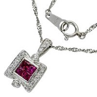 สร้อยคอมือสองแบบกลับด้านได้ ประดับทับทิม 0.23 กะรัตและเพชร 0.27/0.35 กะรัต ในแพลตตินัม (Pt850/Pt900)