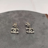 99新❤️Chanel香奈兒23p新款銀色四葉草水鑽雙c logo耳釘耳環 靈動好看