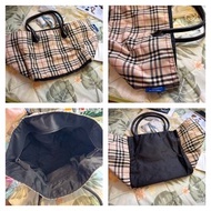Burberry Blue Label 經典格紋手提包採用米色 Nova Check 帆布材質