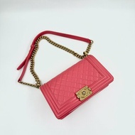 CHANEL - 粉色荔枝皮金釦BOY 25斜背包
