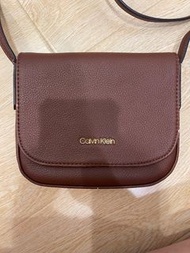Calvin Klein (CK) 棕色馬鞍包