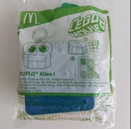 麥當勞開心樂園餐玩具
McDonald's ×
Warner Brothers & Lego 
Lego英雄傳 2
Duplo Alien I 得寶外星人
規格 : 14.3×8.7×4.2cm
掛飾