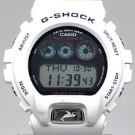 卡西歐 G-SHOCK GW-6900K-7 伊魯卡 2011 手錶，電波太陽能，Tough Multi-Band 6 電波接收，白色錶盤藍色鏤空，ICERC 日本製造，伊魯卡吉吉款，2011 年 6