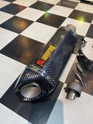 ท่อ Akrapovic เคฟล่าทั้งใบ ปากเฉียง ยาว 14 นิ้ว ทางเข้า 2 นิ้ว อุปกรณ์ สายรัด สปริง จุกลดเสียง มีให้