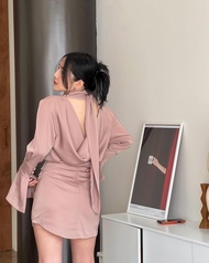 Dressfriends.bybf Tia Set ชุดเซตผ้าซาติน คอถ่วง พันคอ หรูหรา กระโปรงเอวสูงสอบสั้น