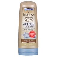 Jergens Natural Glow,Self Tanner for Medium to Deep Skin Tone, Sunless Tanning Wet Skin Lotion, 221 