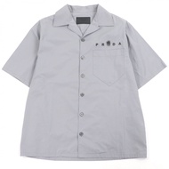 เสื้อเชิ้ตแขนสั้นคอเปิด PRADA 22SS UCS414 สภาพเยี่ยม ทำจากผ้าฝ้าย 100% พิมพ์โลโก้รูปสามเหลี่ยม สีเทา