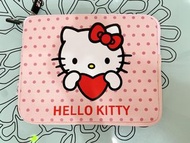正品 sanrio hello kitty  經典款kitty    I - pad 收納袋    資料袋   26*20  cm   （外：防水布材質  ， 內：絨布材質）