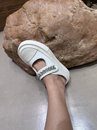 Look.At.We - Wonder Leaf รองเท้าผู้หญิง รองเท้าคัชชู รองเท้าสีขาว เปิดส้น คาดเพชรวิ้งๆ สูง 1.5 นิ้ว