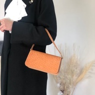 【 日本直送 名牌中古包 】CELINE સ eline C 馬車圖騰 側肩包 駝色 皮革 半月包 vintage 復古 endhby