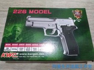 【冰淇淋生存遊戲】KWC KA-15C P226 銀色 手拉 空氣 短槍 (免運費)
