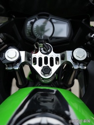 แผงคอKAWASAKI Ninja400 ปี18-24 จะทำให้ทุกครั้งที่ขับขี่ได้ให้แผงคอที่สวยงามทันสมัย ทำให้รถโดดเด่น สว