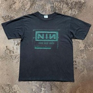 เสื้อยืดแขนสั้น Nine Inch Nails สำหรับผู้ชายและผู้หญิง สไตล์สตรีท โลโก้ แขนสั้น เสื้อยืดคอกลม เสื้อผ