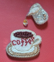 Set of decaf coffee and milk brooches