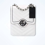 มีสินค้าพร้อมส่ง  กระเป๋าสะพาย LYN ทรงกล่อง  ด้านหน้ามีโลโก้แบรนด์โลหะ กระเป๋า LYN ทรงกล่องนมสายโซ่ 