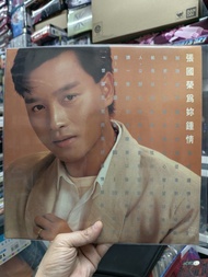 張國榮 為你鍾情 黑膠唱片 LP 白色碟 A面最邊有一條微花 歌詞紙92%新 封面90%新 註明：封面右其中一個位置輕微巢痕 參考圖7-8相片 不會影響播放 有壞包退