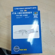 TR03427 1/700 F/A-18D HORNET
