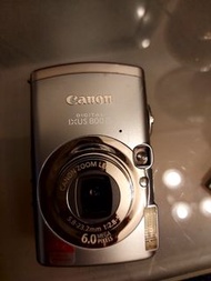 Canon IXUS 800 with two batteries/ USB cable/battery charger
