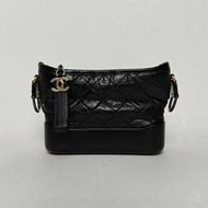 CHANEL GABRIELLE流浪小號20黑色牛皮25開金銀扣肩背包