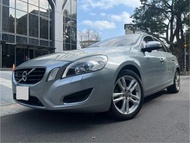 斯堪地那維亞的美麗 VOLVO 富豪 V60 頂級旗艦版 177匹馬力   D4 TURBO 柴油動力 新車195萬 2013年款式 2012年10月出廠 2012年11月領牌 電動天窗 真皮座椅 跟