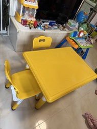 幼稚園兒童桌子連2張椅子