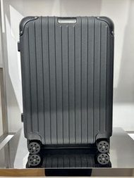 Rimowa Distinct Cabin 深藍色旅行箱，採用皮革材質 leather suitcase