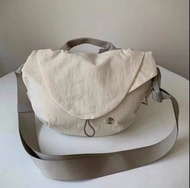 Lululemon 嬲嬲袋 Curved Crossbody Bag 斜孭包 運動包