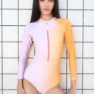 Stargazer 長袖泳衣是一款中國傳統風格的泳衣。