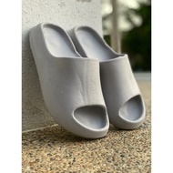 SANDAL YEZZY SLIDES (TAHAN LASAK) GREY