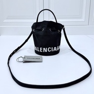 BALENCIAGA 巴黎世家 Wheel XS 字母 刺繡 尼龍 手提包 斜背包 水桶包 肩背包 側背包