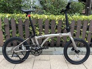 🤝🙏鈦色  (最新款NEO 20吋 36T 飛輪) JAVA NEO 9速 油剎 20吋 406 鋁合金折叠車 （三折叠小布 國布 ）