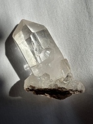 喜馬拉雅 白水晶 鑰匙孔 透體彩虹 刀刻紋 印記 白水晶簇 手握