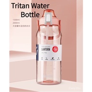 【24H Ship】Botol air 1.5/2 liter Tritan Water Bottle Large Capacity Water Bottle with Straw BPA Free Botol Air Besar With scale portable fitness outdoor drinking bottle Unisex Sport Bottle summer Fashion plastic bottle with handl Simple water bottle 2000ml