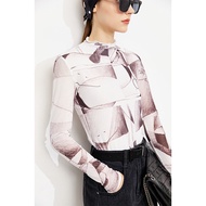 เสื้อยืดผู้หญิงคอสูงครึ่งตัวพิมพ์ลายศิลปะ Abdomen Slim Fit ฤดูใบไม้ร่วง 2024 ผ้าตาข่าย Amii แฟชั่นสต