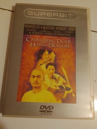 臥虎藏龍電影dvd    隻碟無花    由兩岸三地與美國合拍的2000年華語武俠電影[6]，由李安執導，袁和平任動作指導，改編自王度廬1941至42年武俠小說《臥虎藏龍》，由周潤發、楊紫瓊、章子怡、