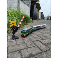 HIJAU CC203 Green Locomotive + 2 carriages + 1 gates - Wooden Train Miniature