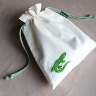 手工刺繡束口袋 / 白底綠守宮