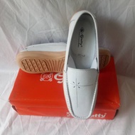 Women's Formal Nursing Shoes Made of White Leather