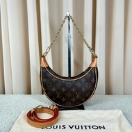 LV路易威登老花豌豆月亮包 老花配棕色邊框 金色鏈條裝飾 容量實用 日常百搭 可腋下背 斜挎 手提 單肩多種背法隨心切換