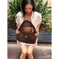 [1: 1] [M Home] Cailee Spaeny Latest campaign Suede Wrist Bag wander Handbag Pleated Bowling hobo Un