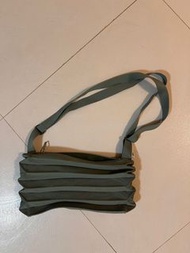 Pleats mama bag 斜孭袋 Sage color