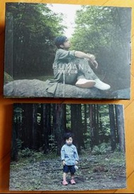 古巨基 我生 HUMAN 豪華特别紙箱版 附古巨基彩圖歌書 1 本+ 4 張Postcard CD &amp; MV 特別演出 : 周慧敏 合唱 愛得太遲 我生 曲: 王菀之 詞: 林夕/敢死隊/愛美麗 曲: 陶喆/不如留低我/重複犯錯/黑仔/花灑 曲: 王菀/愛恨交纏/愛得太遲/約定你 曲: 側田( on your mark )/往生 2006 Gold Label 港版 2CD+DVD🍀CD 1: 有花85%新🍀CD2: 無花98%新🍀DVD: 有花85%新🍀全部已聽及看,不影響播放。