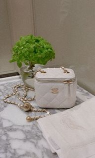 Chanel 白色金球小盒子 vanity box