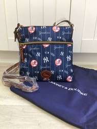 全新 Dooney &amp; Bourke 美國MLB 洋基隊聯名款 斜背包