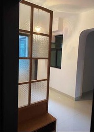 小店推介:十分適合香港家庭的日系北歐型格vintage門口玄關,間隔屏風櫃,人性化設計,全實木打造,整體為半開放式海棠花玻璃屏風,底座則為實用小鞋櫃,可以放置鞋,也可用黎做換鞋凳,同屏風融為一體,實用