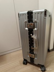 26吋密碼鋁框行李箱行李喼Luggage（銀色）只用過1次~非常新