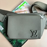 ::LOUIS VUITTON:: LV M21364 Takeoff 墨綠色胸口包