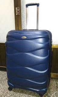 日本 ELLE 法式水波紋系列28吋頂級流線曲線純PC百分百防刮行李箱 近全新 新品價4100 ELLE 28吋行李箱