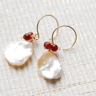 Petal keshi 珍珠和紅色水果耳针14kgf