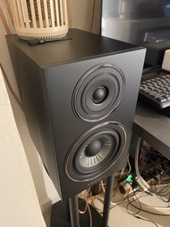 平放Wharfedale Diamond 12.2i 書架喇叭